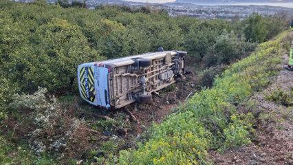 Hatay'da &ouml;ğrenci servisi devrildi: 9 kişi yaralandı
