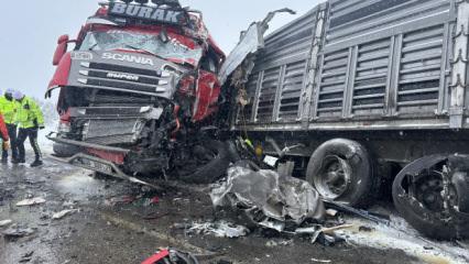 Sivas'ta korkun&ccedil; kaza! 2 TIR &ccedil;arpıştı: 1 &ouml;l&uuml;, 2 yaralı