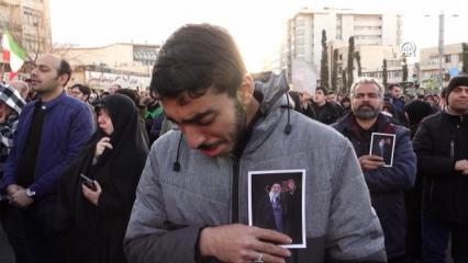 İran'da Hamaney'in &ouml;l&uuml;m&uuml; sonrası halk yas tutmak i&ccedil;in meydanlara akın etti