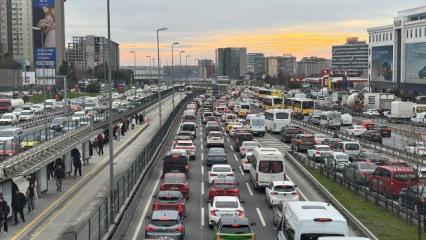İstanbul'da iftar yoğunluğu: Trafik durma noktasına ulaştı