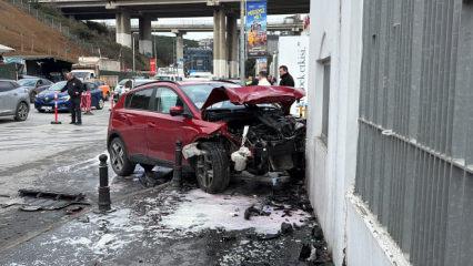 İstanbul'da korkutan kaza: Okul duvarına &ccedil;arptı! Yaralılar var