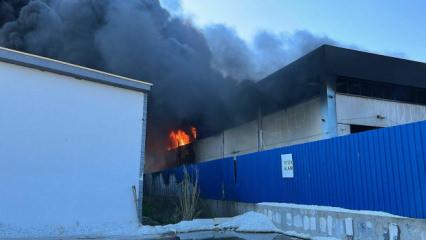 İzmir'de geri d&ouml;n&uuml;ş&uuml;m fabrikasında yangın: G&ouml;ky&uuml;z&uuml; dumanla kaplandı