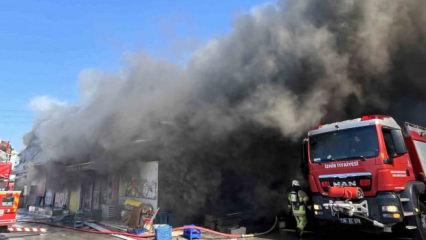İzmir'de otomobil yedek par&ccedil;a d&uuml;kkanında yangın