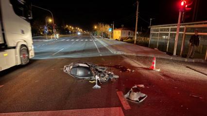 Kamyonetle &ccedil;arpışan motosikletin s&uuml;r&uuml;c&uuml;s&uuml; Kerem &ouml;ld&uuml;