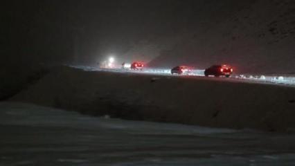 Kar yağışı yolları kapattı, mahsur kalan ara&ccedil;lar kurtarıldı
