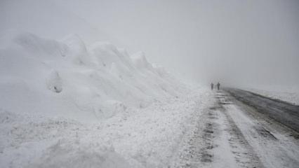 Karla m&uuml;cadele ekiplerinin &uuml;zerine &ccedil;ığ d&uuml;şt&uuml;