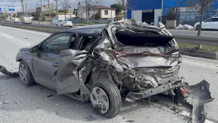 Kocaeli'de feci kaza: Otomobil adeta preslendi!