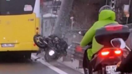 K&ouml;pr&uuml;de otob&uuml;s ve bariyer arasına giren motosikletli havada taklalar attı!