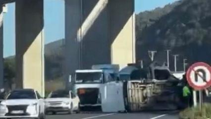 Korkutan kaza: Devrilen minib&uuml;s, yolun karşısına ge&ccedil;ti