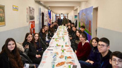 Liseli gen&ccedil;ler Ramazan coşkusunu okul bah&ccedil;elerinde yaşıyor