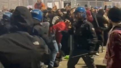Ma&ccedil; &ouml;ncesi ortalık karıştı! İtalyan polisinden Galatasaray taraftarına sert m&uuml;dahale