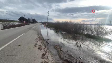 Meri&ccedil; taştı, sedde patladı: Karayolu sular altında