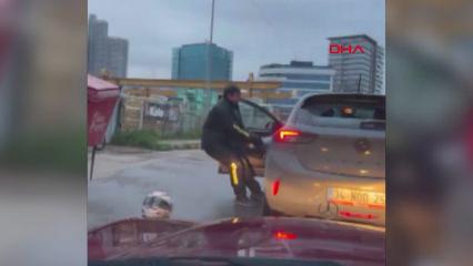 Motosikletli maganda tartıştığı s&uuml;r&uuml;c&uuml;ye saldırdı
