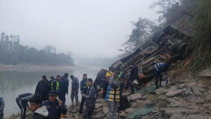 Nepal'de katliam gibi kaza! Otob&uuml;s nehre d&uuml;şt&uuml;: 19 &ouml;l&uuml;