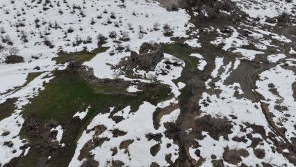 Şırnak'ta karlar eridi, 3 bin yıllık evler ortaya &ccedil;ıktı