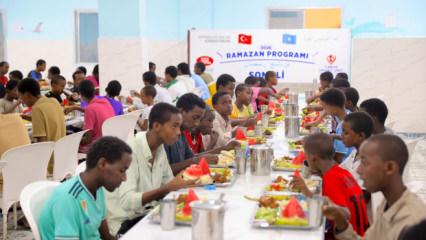 Somali'deki iftar sofraları T&uuml;rk milletinin bereketiyle ve duasıyla doluyor