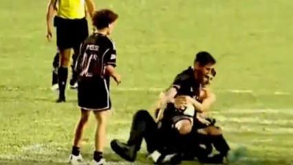 Sahada kaos! Taraftarı kovalayan g&uuml;venlik Messi'yi sakatlıyordu