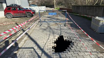 &Ccedil;anakkale'de yol &ccedil;&ouml;kt&uuml;, 2 metrelik dev &ccedil;ukur oluştu