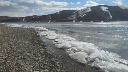 Van&rsquo;da dalgalar dondu, kartpostallık manzaralar ortaya &ccedil;ıktı