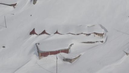 Yaylada kar kalınlığı 3 metreyi aştı; evler kayboldu