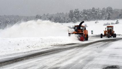 Yoğun kar ve tipi ulaşımı fel&ccedil; etti: Şehirler arası yollar bir bir kapanıyor!