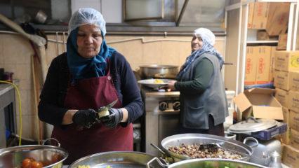 Aşevinde g&ouml;n&uuml;ll&uuml; &ccedil;alışan emekli &ouml;ğretmen: Bana "anne" diyorlar