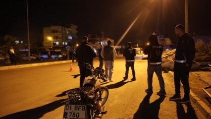 Adana'da kasksız s&uuml;r&uuml;c&uuml;den polise ilgin&ccedil; teklif