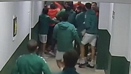 Tokalaşmak i&ccedil;in elini uzattı, yumruk yedi! Futbolcu kramponla darp edildi