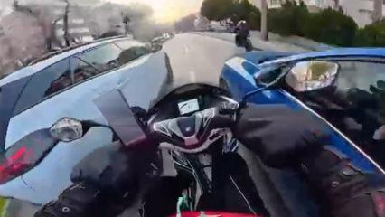 Bursa'da iki ara&ccedil; arasından ge&ccedil;mek isteyen kurye kaza yaptı