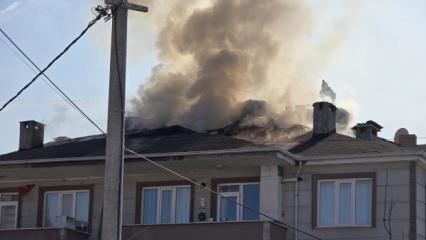 Bursa'da apartmanın &ccedil;atısı alev alev yandı