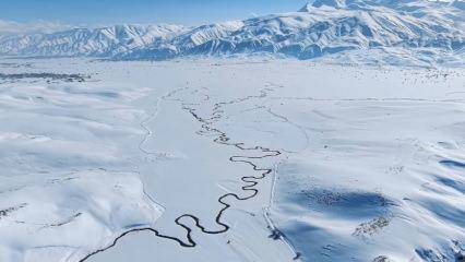 Cilo Dağı&rsquo;nda seyirlik manzara: Menderesler beyaz &ouml;rt&uuml;yle kaplandı