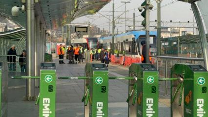 Emin&ouml;n&uuml;'nde tramvay raydan &ccedil;ıktı: Yolcular tahliye edildi!