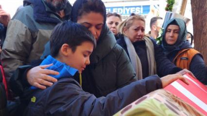 Fatma Nur &ouml;ğretmene veda: Oğlu tabutuna sarılıp ağladı