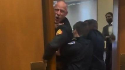 'Artık kimse İsrail i&ccedil;in savaş istemiyor' diyen eski ABD askerinin kolunu kırıp...