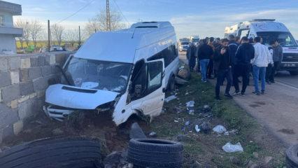 İş&ccedil;ileri taşıyan minib&uuml;s duvara &ccedil;arptı: 10 yaralı