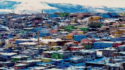 Kayseri&rsquo;de renkli evler beyaz &ouml;rt&uuml; ile kaplandı