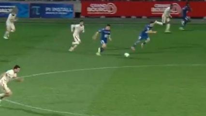 Kendi sahasından inanılmaz gol! Spikerin &ccedil;ıldırdığı anlar g&uuml;ndem oldu