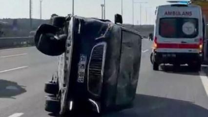 Korkutan kazada minib&uuml;s yan yattı! Fenerbah&ccedil;eli yıldızın eşi de i&ccedil;indeydi