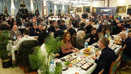 17 yıldır aralıksız s&uuml;r&uuml;yor! Medya d&uuml;nyası sahurda buluştu