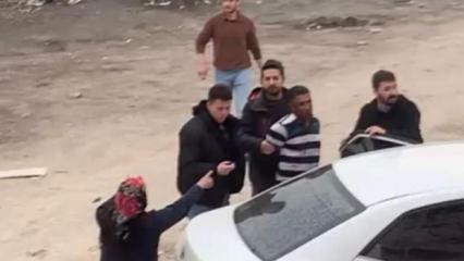 Sakarya'da hareketli dakikalar: Firariyi vermemek i&ccedil;in polise direndiler