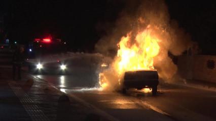 Seyir halindeki ara&ccedil; alev aldı! Aile saniyelerle kurtuldu