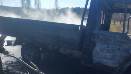 Seyir halindeki kamyonet alev alev yandı