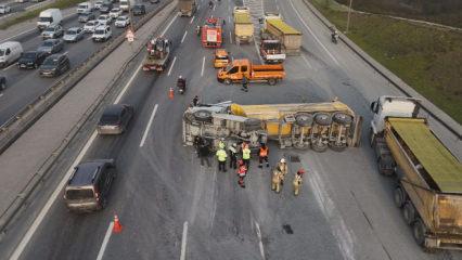 Tem otoyolunda hafriyat kamyonu devrildi: Yol savaş alanına d&ouml;nd&uuml;