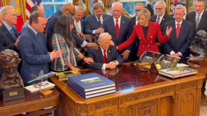 Trump&rsquo;ın Oval Ofis&rsquo;teki teolojik g&ouml;sterisi