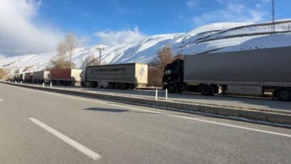 T&uuml;rkiye-İran sınır kapısında 2 kilometrelik kuyruk