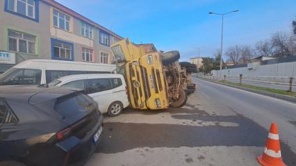 Diyarbakır&rsquo;da saman y&uuml;kl&uuml; tır devrildi: 7 ara&ccedil; hasar g&ouml;rd&uuml;