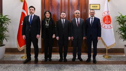 Bakan G&uuml;rlek, DEM Parti heyeti ile g&ouml;r&uuml;şt&uuml;: Ter&ouml;rs&uuml;z T&uuml;rkiye mesajı