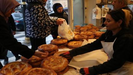 Yapımı 6 saat s&uuml;r&uuml;yor! Trabzon&rsquo;da ekşi mayalı Ramazan pidesi mesaisi