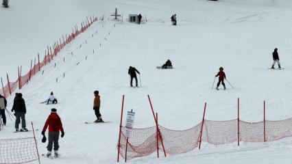 Yurduntepe&nbsp;Kayak&nbsp;Merkezi'nde hafta sonu yoğunluğu: Kayakseverler pistleri doldurdu