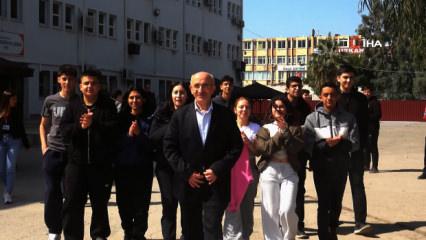 40 yıllık &ouml;ğretmene alkışlar i&ccedil;erisinde h&uuml;z&uuml;nl&uuml; veda